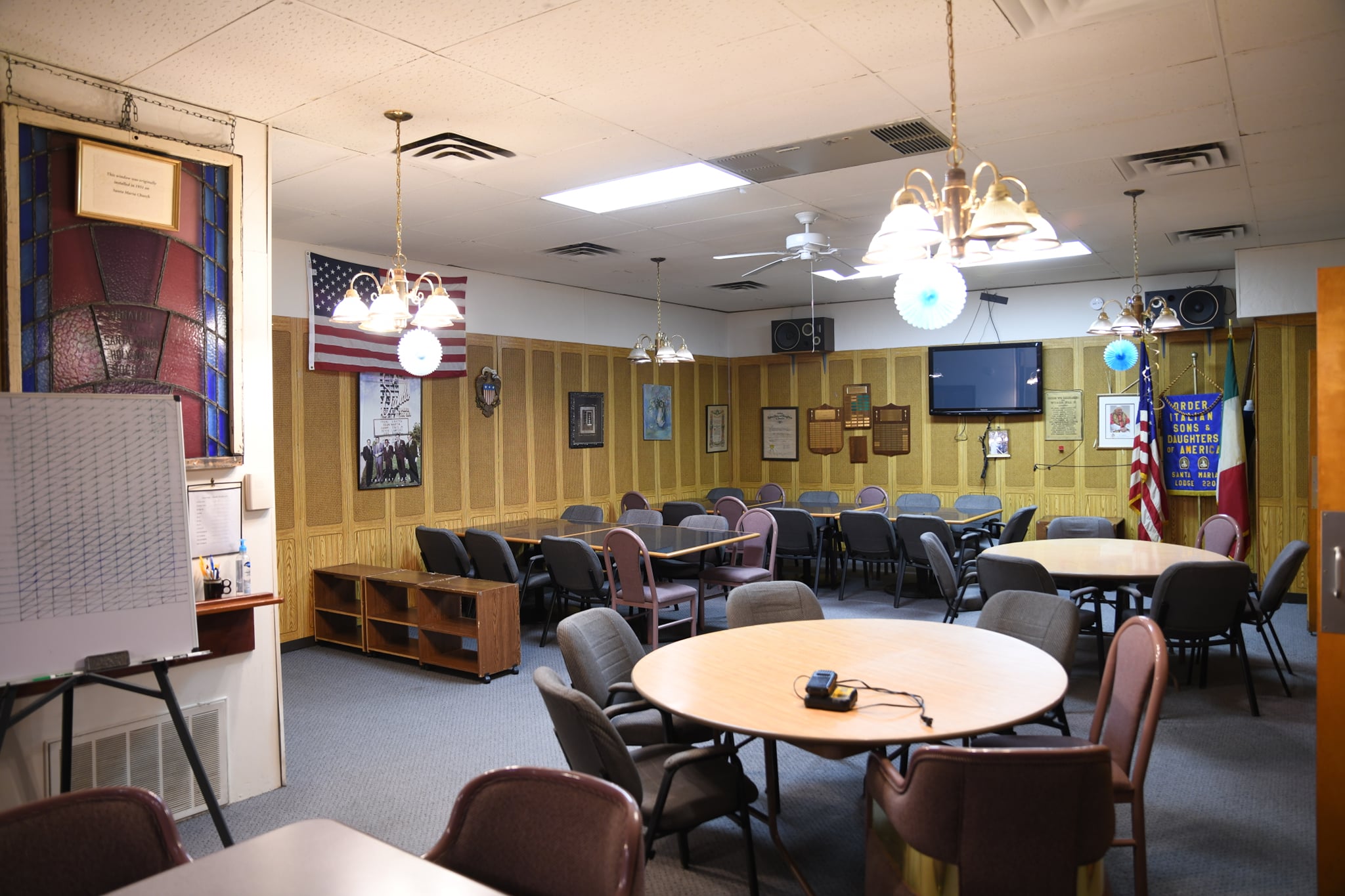 Hall interior with seating and Italian flag