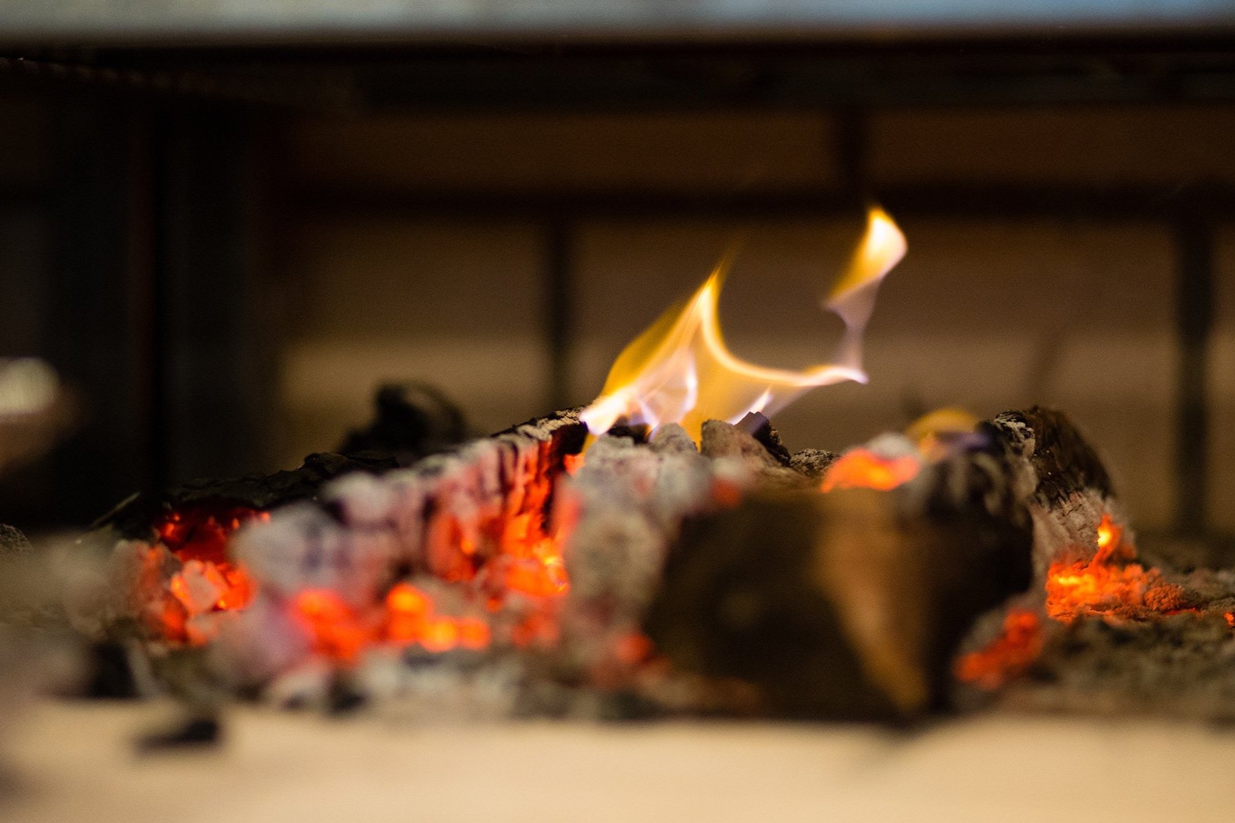 Oak-burning hearth image from the official site